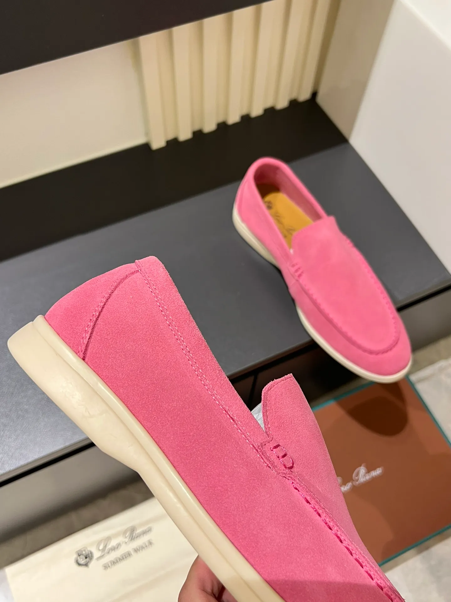 Men's shoes 💰p360 "Loro men's shoes 💰pian'*" Classic L men's shoes for couples 💰p Top version British flat loafers, a must-have item in old money style, the minimalist design is eye-catching and durable, a plus point for dressing The soft foot feel and texture are outstanding. They don’t scratch your feet and are very nice. They are matched with soft and waxy soles. They can be worn daily for a long time without getting tired. They are easy to wear, versatile and classic items, with perfect foot feel and texture! Imported cashmere fabric, the lining is made of imported A-grade water-dyed cow lining, the top version of the genuine leather midsole is sewn with pure handmade mark thread! Size: Female 35-40 (34. Customized) Male 38-44 (45.46. Customized)
